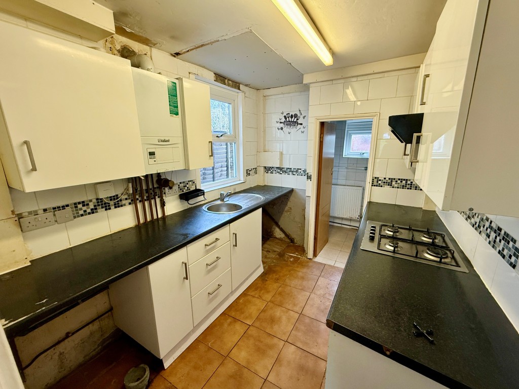 Lot: 76 - TERRACE HOUSE FOR REFURBISHMENT - Kitchen